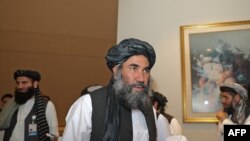 Mullah Abdul Salam Zaeef, pejabat senior Afghan Taliban, sesaat sebelum penandatanganan perjanjian AS-Taliban di Doha, Ibu Kota Qatar, 29 Februari 2020.