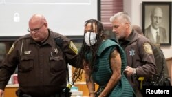 Darrell Brooks Jr (tengah), didakwa telah membuat lima orang dan melukai setidaknya 50 orang setelah menabrak sebuah parade Natal dengan mobilnya di Waukesha, Wisconsin, pada 23 November 2021. (FotoL Pool via Reuters/Mark Hoffman)