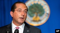 រដ្ឋមន្ត្រី​ក្រសួង​សុខាភិបាល​និង​សុខាមាលភាព​ពលរដ្ឋ​​របស់​សហរដ្ឋ​អាមេរិក​លោក Alex Azar ថ្លែង​ក្នុង​សន្និសីទ​សារព័ត៌មាន​មួយ​នៅ​ឯ​សេតវិមាន​នៅ​រដ្ឋធានី​វ៉ាស៊ីនតោន នៅ​ថ្ងៃទី៨ ខែកក្កដា ឆ្នាំ២០២០។