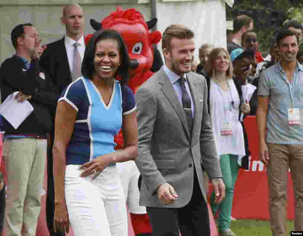 Ibu negara AS Michelle Obama bersama bintang sepakbola Inggris, David Beckham menghadiri acara salah satu pertandingan di London.