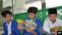 Students at Ash-Shidiqiyah Islamic boarding reading comics about Muslims teenagers dealing with stereotypes and ethical dilemmas.