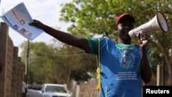 រូបឯកសារ៖ មន្ត្រីសុខាភិបាលស៊ូដង់ម្នាក់ប្រកាសព័ត៌មានអំពីការចាក់វ៉ាក់សាំងការពារជំងឺកញ្ជ្រិល នៅទីក្រុង Juba នៃប្រទេសស៊ូដង់ កាលពីថ្ងៃទី ៤ ខែកុម្ភៈ ឆ្នាំ ២០២០។