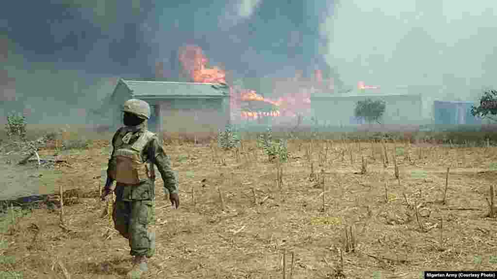 Sojojin Najeriya a bayan da suka fatattaki 'yan Boko Haram daga wani sansaninsu dake dajin Sambisa a Jihar Borno