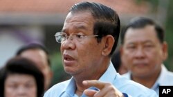 រូបឯកសារ៖ លោកនាយករដ្ឋមន្ត្រី ហ៊ុន សែន ថ្លែងទៅកាន់អ្នកចូលរួមបោះឆ្នោតព្រឹទ្ធសភានៅខេត្តកណ្តាល កាលពីថ្ងៃទី២៥ ខែកុម្ភៈ ឆ្នាំ២០១៨។ 