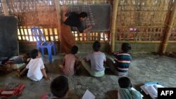 Anak-anak pengungsi Rohingya belajar di sebuah sekolah di kamp pengungsi Kutupalong, di Ukhia pada 5 Oktober 2020. (Foto: AFP)