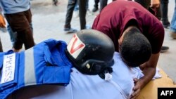 Seorang pria menangisi jenazah juru kamera jaringan TV Hamas, Al-Aqsa TV, Muhammad Al-Tanani, yang menurut Hamas, tewas dibunuh oleh tentara Israel. Tanani disemayamkan di Rumah Sakir Al Ahli Arab di Kota Gaza, 9 Oktober 2024. (Foto: Omar Al-Qattaa/AFP) 