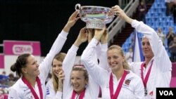 Republik Ceko mengalahkan Rusia 3-2 dalam final perebutan Fed Cup di Moskow. Dari kiri : Lucie Hradecka, Lucie Safarova, Kveta Peschke, Petra Kvitova, dan kapten Petr Pala (6/11).
