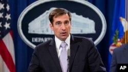 រូបឯកសារ៖ លោក​ John Demers ​ឧបការី​រដ្ឋមន្ត្រី​យុត្តិធម៌​ថ្លែងអំឡុងពេល​សន្និសីទសារព័ត៌មាន​មួយ​នៅក្រសួងយុត្តិធម៌ក្នុងរដ្ឋធានីវ៉ាស៊ីនតោន កាលពីថ្ងៃទី០១ ខែវិច្ឆិកា ឆ្នាំ២០១៨។ 