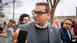 ARHIVA - Kongresmen Džordž Santos ispred Kapitola, u januaru 2023. (Foto: AP/Andrew Harnik)