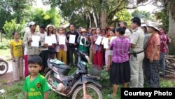 ប្រជាពលរដ្ឋនៅក្នុងខេត្តកោះកុង ដែលត្រូវបានកោះហៅ និងចោទប្រកាន់ពីបទញុះញង់ឲ្យបង្កភាពវឹកវរក្នុងសង្គម ក្រោយចេញមុខតវ៉ារឿងជម្លោះដីធ្លីរបស់ពួកគេ។ (រូបថតផ្តល់ដោយអ្នកស្រី ដេត ហ៊ួរ)