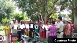 រូបឯកសារ៖ ប្រជាពលរដ្ឋនៅក្នុងខេត្តកោះកុង ដែលត្រូវបានកោះហៅ និងចោទប្រកាន់ពីបទញុះញង់ឲ្យបង្កភាពវឹកវរក្នុងសង្គម ក្រោយចេញមុខតវ៉ារឿងជម្លោះដីធ្លីរបស់ពួកគេ។ (រូបថតផ្តល់ដោយអ្នកស្រី ដេត ហ៊ួរ)