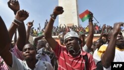 Les manifestants célèbrent dans Ouagadougou après que le président Blaise Compaoré a annoncé qu'il se retirait, le 31 oct 2014.