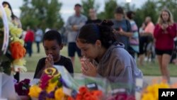 Bdenje za žrtve pucnjave u školi u Vajnderu, Džordžiji, 4. septembar 2024. (CHRISTIAN MONTERROSA / AFP)