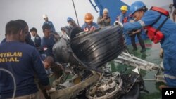 Alat berat mengangkat bagian roda pesawat Lion Air JT610 dari dasar laut perairan Tanjung Karawang, 4 November 2018.