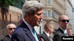 Menlu AS John Kerry berbicara pada media sebelum pertemuan di sebuah hotel di Wina, 13 Juli 2014.