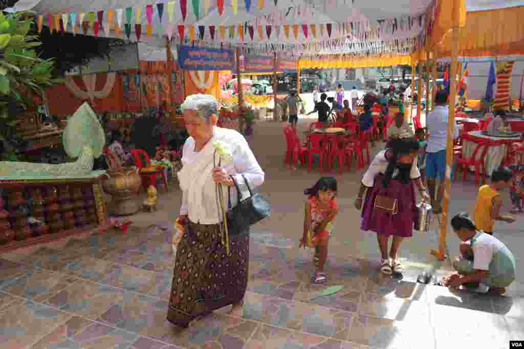 ប្រជាពលរដ្ឋ​កំពុងធ្វើ​ដំណើរ​ទៅ​វត្ត​ក្នុង​ថ្ងៃ​បិណ្ឌ​ទី​១៣ នៃ​ពិធី​បុណ្យ​ភ្ជុំ​បិណ្ឌ​នៅ​រាជធានី​ភ្នំពេញ នៅ​ថ្ងៃទី​២៦​ ខែ​កញ្ញា ឆ្នាំ​២០១៩។ (កាន់ វិច្ឆិកា/VOA)