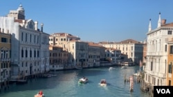 ទឹក​សមុទ្រ​ស្រុក​ទៅ​វិញ ហើយ​ភ្ញៀវ​ទេសចរ​ក៏​ចាប់​ផ្តើម​ដំណើរ​កម្សាន្ត​ក្នុង​ខែ​ប្រារព្ធ​ពិធីបុណ្យ​ដង្ហែ​ក្បួន carnival នៅ​ក្នុង​ក្រុង Venice កាលពី​ថ្ងៃទី១១​ ខែកុម្ភៈ ឆ្នាំ២០២០។