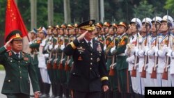 លោក​​​ឧត្តមសេនីយ៍ Martin Dempsey ​នាយក​អគ្គសេនាធិការ​កងទ័ព​សហរដ្ឋ​អាមេរិក ត្រួត​ពល​ជាមួយ​ឧត្តមសេនីយ៍​​វៀតណាម​ Do Ba Ty នៅ​ក្រសួង​ការពារ​ជាតិ​វៀតណាម​នៅ​ទី​ក្រុង​ហាណូយ​កាល​ពី​ថ្ងៃ​ទី​១៤ ខែ​សីហា ឆ្នាំ​២០១៤។