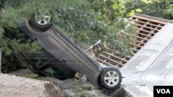 Sebuah mobil terbalik akibat badai Irene di kota Waterbury, negara bagian Vermont, AS (29/8).