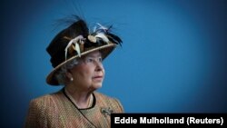 ARHIVA: Britanska kraljica Elizabeta (Eddie Mulholland/Pool via REUTERS)