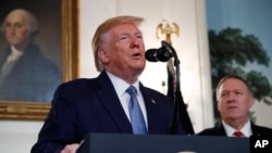 Presiden Amerika Serikat, Donald Trump, didampingi Menlu AS Mike Pompeo, di ruang Diplomatik, gedung Putih, Washington, D.C., 23 Oktober 2019. 