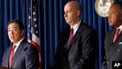 Joon Kim, procureur de Manhattan (à gauche) annonçant l'inculpation de Sayfullo Saipov, New York, le 1er novembre 2017. 