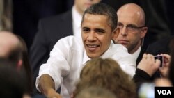 Presiden Barack Obama menyalami para pendukungnya dalam kunjungan di Nashua, New Hampshire (1/3).