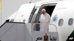 Papa Francis akiwasili Cairo