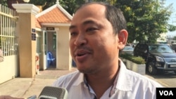 រូបឯកសារ៖ លោក​ គឹម សុខ​ អ្នកវិភាគនយោបាយ​ម្នាក់ ប្រាប់​អ្នកសារព័ត៌​មាន​ថា​ លោក​ គ្មានលុយ​បង់​ឲ្យ​លោក​នាយក​រដ្ឋមន្ត្រី​ ហ៊ុន​​ សែន​នោះទេ ទាក់ទង​នឹង​សំណុំ​រឿង​ក្តី​ដែល​មេធាវី​លោក​នាយករដ្ឋ​មន្ត្រី​បាន​ដាក់​ទៅ​សាលារាជធានី​ភ្នំពេញ ​​នៅថ្ងៃទី​១៦​ ខែកុម្ភៈ​ ឆ្នាំ​ ២០១៧។​ (ហ៊ុល​ រស្មី​/VOA)