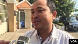FILE - Kim Sok told reporters that he's unable to pay the compensation owed to Prime Minister Hun Sen, Phnom Penh, Cambodia. (Hul Reaksmey/VOA Khmer) 