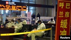 중국 하얼빈 공항에서 방역복을 입은 경찰관들이 근무하고 있다. (자료사진)