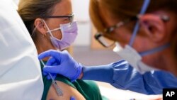 การวิจัยครั้งใหม่อาจช่วยอธิบายได้ว่า เหตุใดผู้หญิงจึงมีแนวโน้มที่จะเป็นโรคภูมิแพ้ตัวเองมากกว่าผู้ชาย? 