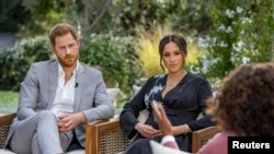 Pangeran Harry dan Meghan dari Inggris, Duchess of Sussex, diwawancarai oleh Oprah Winfrey dalam foto selebaran tak bertanggal ini. (Harpo Productions / Joe Pugliese / Handout viai REUTERS)