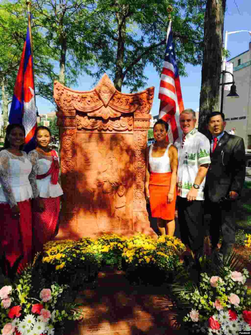 ពលរដ្ឋ​ខ្មែរ​អាមេរិកាំង​នៅ​ទីក្រុង​ឡូវែល ជាមួយ​លោក Rodney Elliott ចូលរួម​ពិធី​សម្ពោធបូជនីយដ្ឋាន​ជន​ភៀស​ខ្លួន​ខ្មែរ នៅ​សាលាក្រុង​ឡូវែល នៅ​ថ្ងៃអាទិត្យ ទី២៤ ខែកញ្ញា ឆ្នាំ២០១៧។ (រូបថត​ដក​ស្រង់​ពី​ហ្វេសប៊ុក Rodney Elliott)