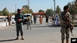 Petugas keamanan berjaga di dekat rumah kediaman Jabar Qahraman, kandidat anggota parlemen pada pemilu mendatang, yang tewas akibat ledakan bom bunuh diri di rumahnya di Lashkar Gah, Afghanistan, 17 Oktober 2018.