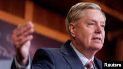 រូបភាព​ឯកសារ៖ លោក​សមាជិក​ព្រឹទ្ធសភា Lindsey Graham ថ្លែង​ទៅ​កាន់​សារព័ត៌មាន​បន្ទាប់​ពី​លោក​រដ្ឋអាជ្ញាពិសេស Robert Mueller រក​មិន​ឃើញ​ភស្តុតាង​ពី​ការ​លូកដៃ​របស់​រុស្ស៊ី​នៅ​ក្នុង​ការ​បោះឆ្នោត​ឆ្នាំ២០១៦ នៅ​ក្នុង​វិមានសភា Capitol Hill កាលពី​ថ្ងៃទី២៥ ខែមីនា ឆ្នាំ២០១៩។