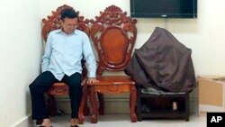 ARSIP – Mantan pemimpin oposisi Kamboja, Kem Sokha, tampak duduk dalam pengadilan banding selama didengarnya keterangan untuk permohonan banding, Phnom Penh, Kamboja, 1 Februari 2018 (foto: Fresh New Page via AP, Pool, Arsip)