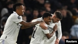 'Yan wasan Real Madrid lokacin da suke murnar zura kwallo a ragar Chelsea