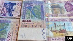 រូបភាពឯកសារ៖ ក្រដាស​ប្រាក់​ហ្រ្វង់​​ CFA ដែល​បោះ​
ដោយ​ធនាគារកណ្តាល​នៃ​ប្រទេស​អាហ្រ្វិក​ខាង​លិចបាន​រក​ឃើញ​នៅរដ្ឋធានី​ N'djamena​ ប្រទេស​ Chad កាលពី​ថ្ងៃ​ទី​១៩ មេសា ២០១៦។ 