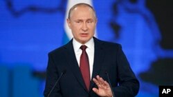 Presiden Rusia Vladimir Putin saat menyampaikan pidato kenegaraan di Moskow, Rusia, Rabu (20/2).