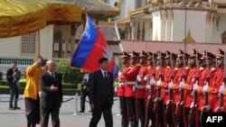 ព្រះមហាក្សត្រ​ខ្មែរ​ព្រះបាទ នរោត្តម សីហមុនី និង ប្រធានាធិបតី​ឡាវ លោក ថងលុន ស៊ីសុលីត(Thongloun Sisoulith) ដើរ​កាត់​ទាហាន​ស្វាគមន៍​នៅ​ព្រះបរមរាជវាំង​ក្នុង​រាជធានី​ភ្នំពេញ​កាលពីថ្ងៃទី​២៣ មេសា ឆ្នាំ២០២៤។ (Photo by POOL / AFP)