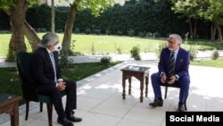 Abdulla Abdulla (o'ngda) Afg'onistonning Milliy birdamlik oliy kengashi raisi 