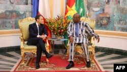 Le président du Burkina Faso Roch Marc Christian Kabore et son homologue français Emmanuel Macron au Palais présidentielle au Burkina Faso le 28 novembre 2017.