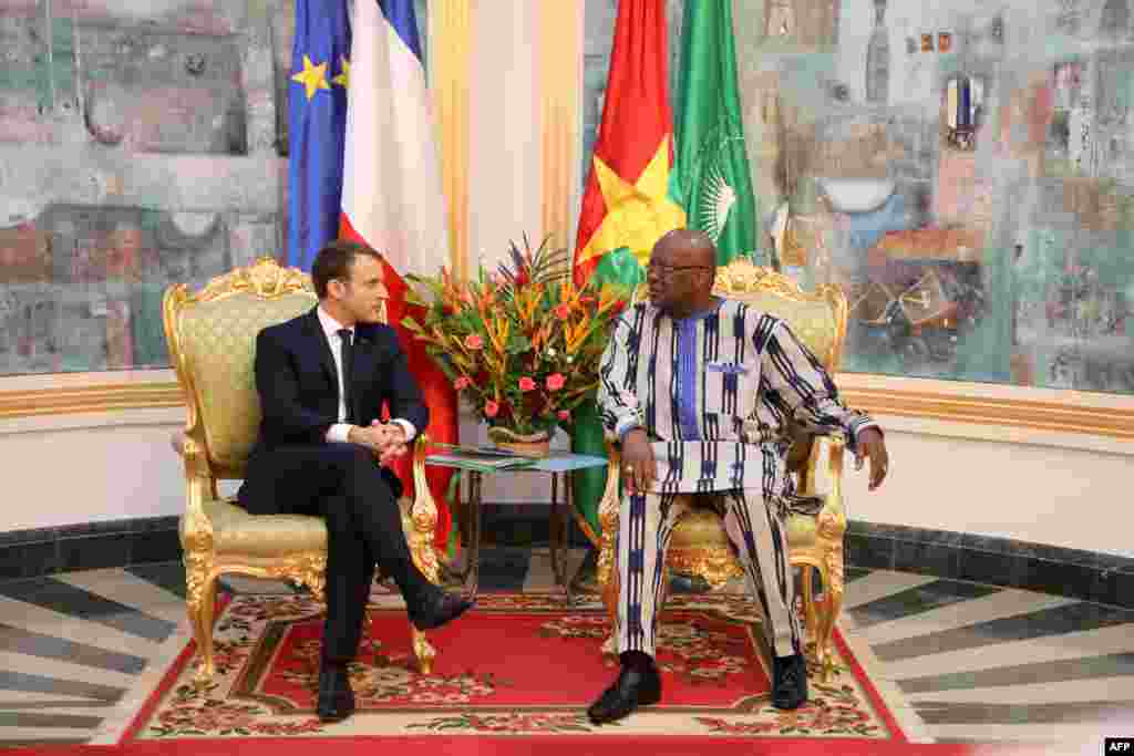Shugaban Burkina Faso Roch Marc Christian Kabore tare &nbsp;da takwaran aikinsa shugaban kasar Faransa Emmanuel Macron a fadar kasar, Nuwamba 27, 2017&nbsp;