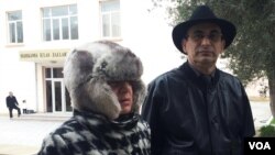 Leyla Yunus və Arif Yunus məhkəmə önündə (arxiv foto-mənbə VOA)