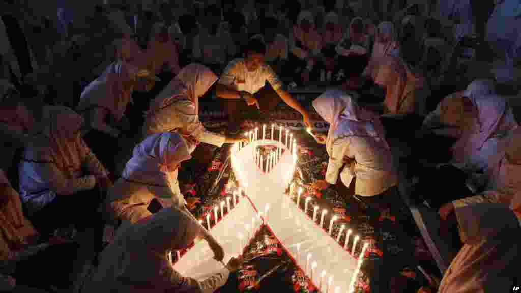 Dalibai A Indonesiya Sun Kunna Kyandura Lokacin Addu&#39;oin Tunawa Da Wadanda Suka Kamu Da Cutar Kanjamau, Disamba 1, 2015. &nbsp;