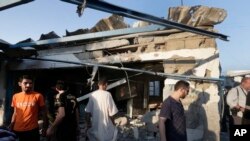 BMTning Jebaliya qochqinlar lageridagi maktabi Isroil hujumidan so'ng, G'aso Sektori, 30-iyul, 2014-yil