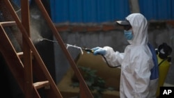 រូបឯកសារ៖ បុគ្គលិកប្រចាំអង្គការមូលនិធិកុមារកម្ពុជា (CCF) បាញ់ថ្នាំសម្លាប់មេរោគដើម្បីជួយទប់ស្កាត់ការឆ្លងរាលដាលនៃវីរុសកូរ៉ូណាប្រភេទថ្មី នៅតំបន់ស្ទឹងមានជ័យ ជាយរាជធានីភ្នំពេញ ថ្ងៃទី២៤ ខែមីនា ឆ្នាំ២០២០។ 