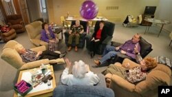 Staf di Pusat Perawatan Alzheimer bermain bola dengan para penderita Alzheimer. Staf di pusat perawatan itu mengajak laki-laki dan perempuan penghuni fasilitas itu agar seaktif mungkin, fisik maupun mental (foto: Dok).