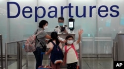 30일 해외영국시민(BNO) 여권을 가진 홍콩인들이 출국하고 있다. 